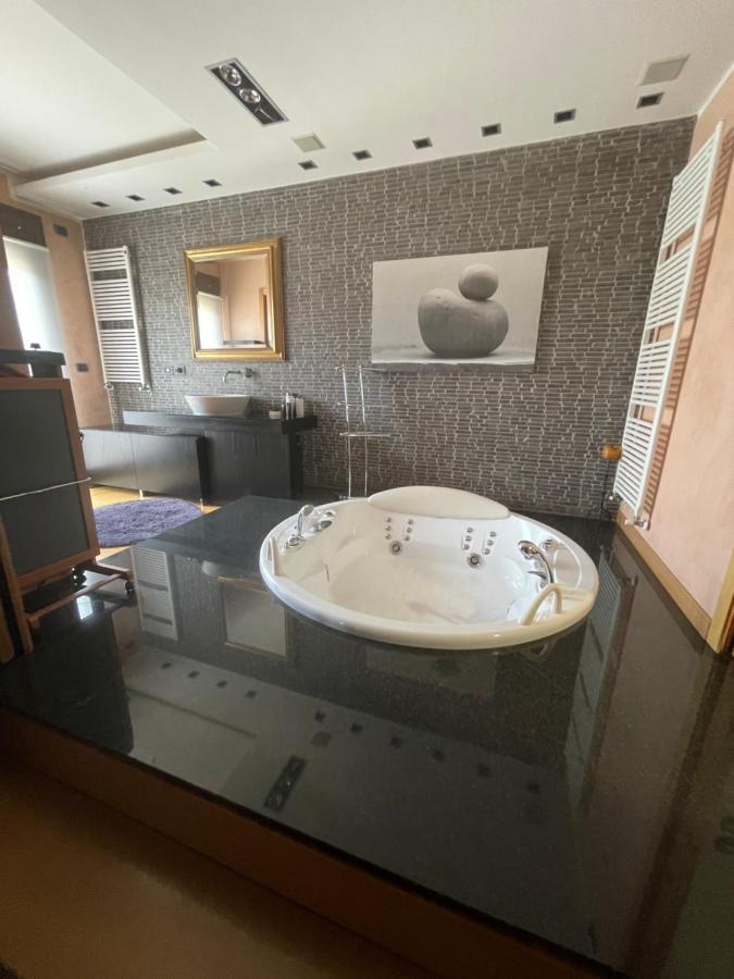 Attico Con Vista Spettacolare E Jacuzzi Bolonha Exterior foto